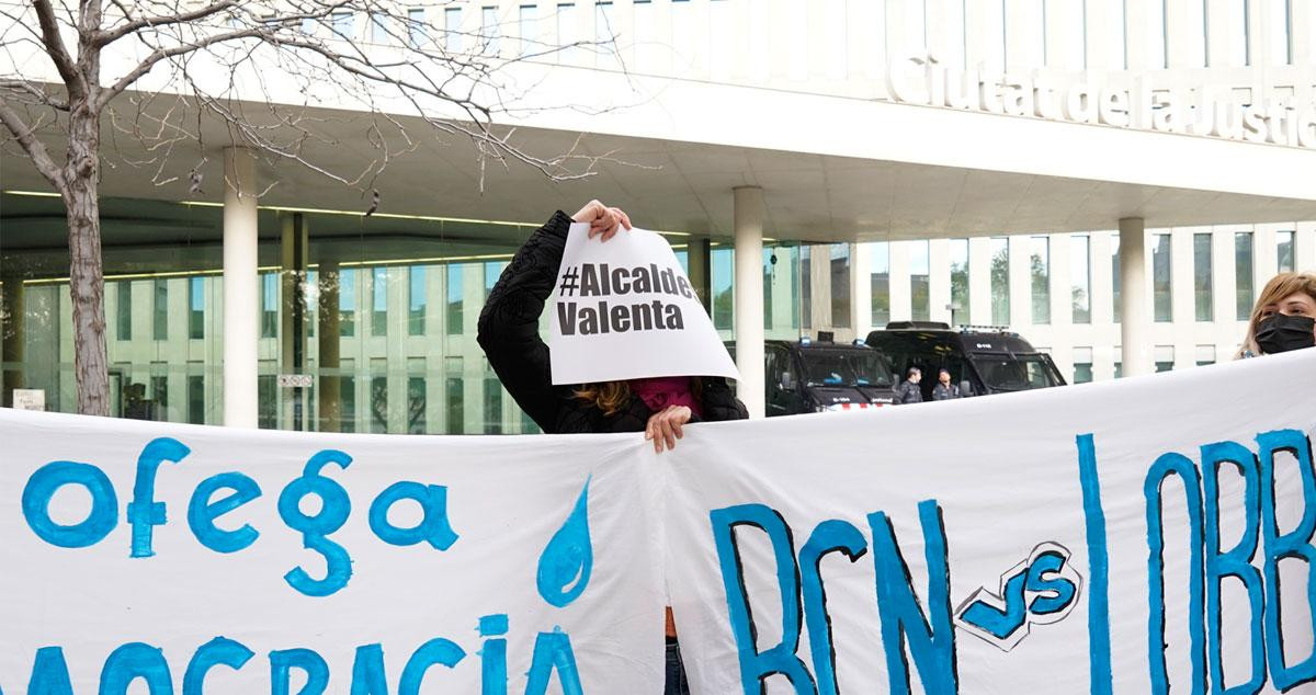 Seguidores de los comunes ante la puerta principal de la Ciutat de la Justicia para dar su apoyo a la alcaldesa de Barcelona, Ada Colau / LUIS M AÑÓN - CG