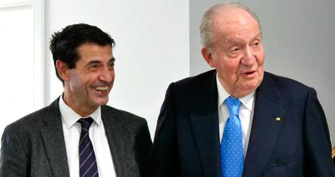 El doctor Manuel Sánchez y el rey emérito Juan Carlos I durante una visita médica en Barcelona / EP