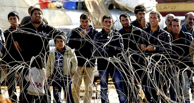 Refugiados sirios esperan para cruzar la frontera y pasar a Turquía cerca de Kobane (Siria) / EFE