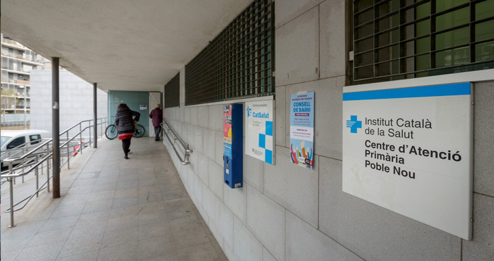 Imagen del CAP Poblenou de Barcelona con pacientes entrando al centro sanitario / CG