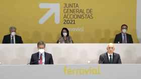 En primer plano, el consejero delegado de Ferrovial, Ignacio Madridejos (izq.), y el presidente, Rafael del Pino, en la junta de accionistas de 2021 / EP