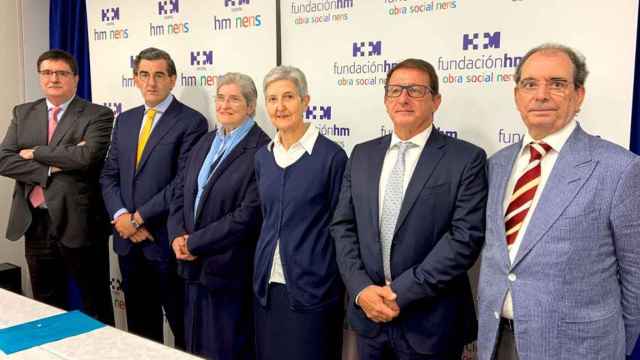 Los responsables del grupo HM --Joan Sala (i), Juan Abarca (2i), Javier Massaguer (2d) y Joaquim Martí (d)-- con las monjas que hasta ahora gestionaban el Hospital de Nens / CG