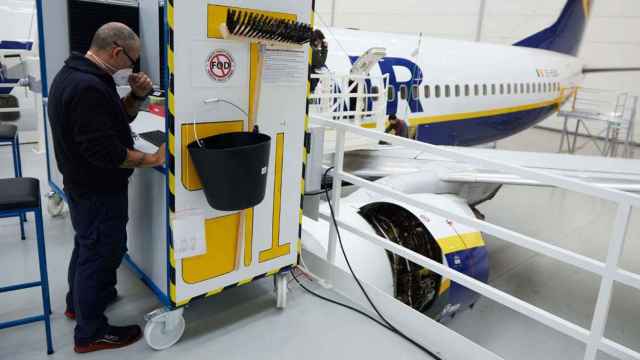 Imagen de un técnico de Ryanair con una aeronave de fondo / EP
