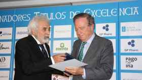 José María Fernández Sousa-Faro (der.), presidente de PharmaMar, recibe uno de los Títulos de Excelencia Galega de la patronal AEGA-CAT / CG