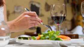 Una persona come en un restaurante, establecimientos que piden poder servir cenas tal y como se experimenta en Girona / EUROPA PRESS