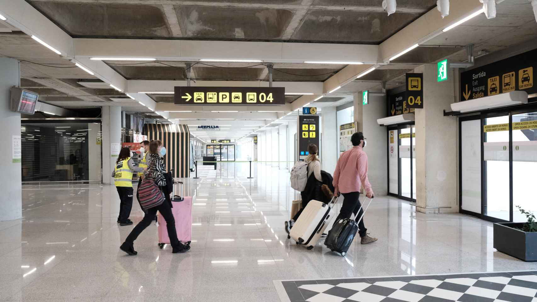 Turistas llegan al aeropuerto de Palma de Mallorca durante la pandemia / EP