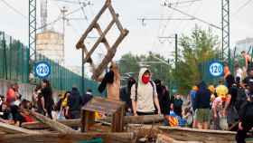 Imagen de un corte de vías ferroviarias por parte de independentistas radicales / EFE
