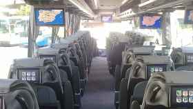 Interior de un autobús interurbano con pantallas táctiles en los respaldos de los asientos / ALSA