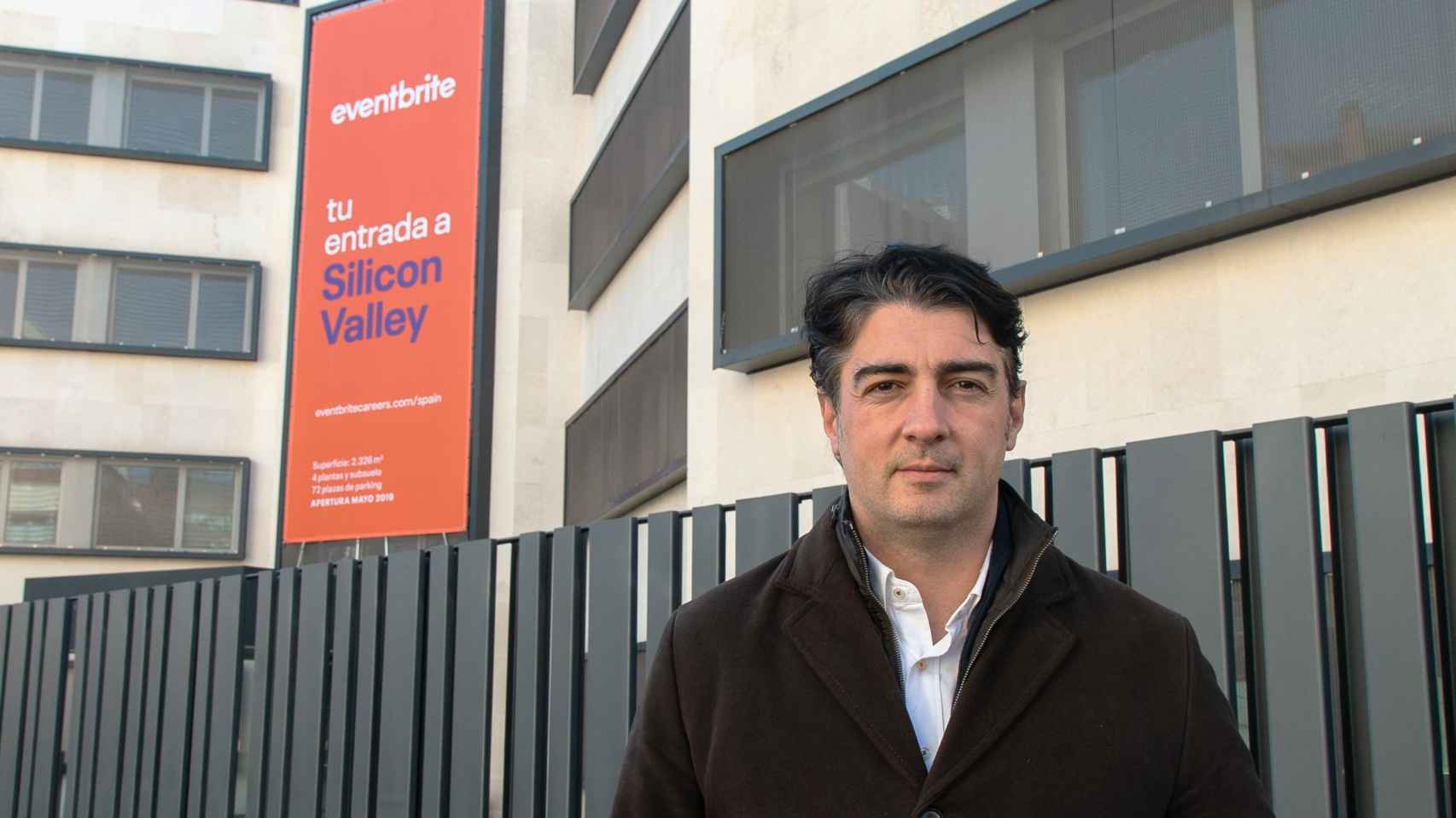 El Country Manager de Eventbrite, Javier Andrés, ante el edificio de la plataforma tecnológica de venta de entradas en España / CG