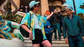 Un turista se hace un 'selfi' en las escaleras del ParK Güell. Cataluña recibió 18 millones de turistas en 2017 / ELISAVA