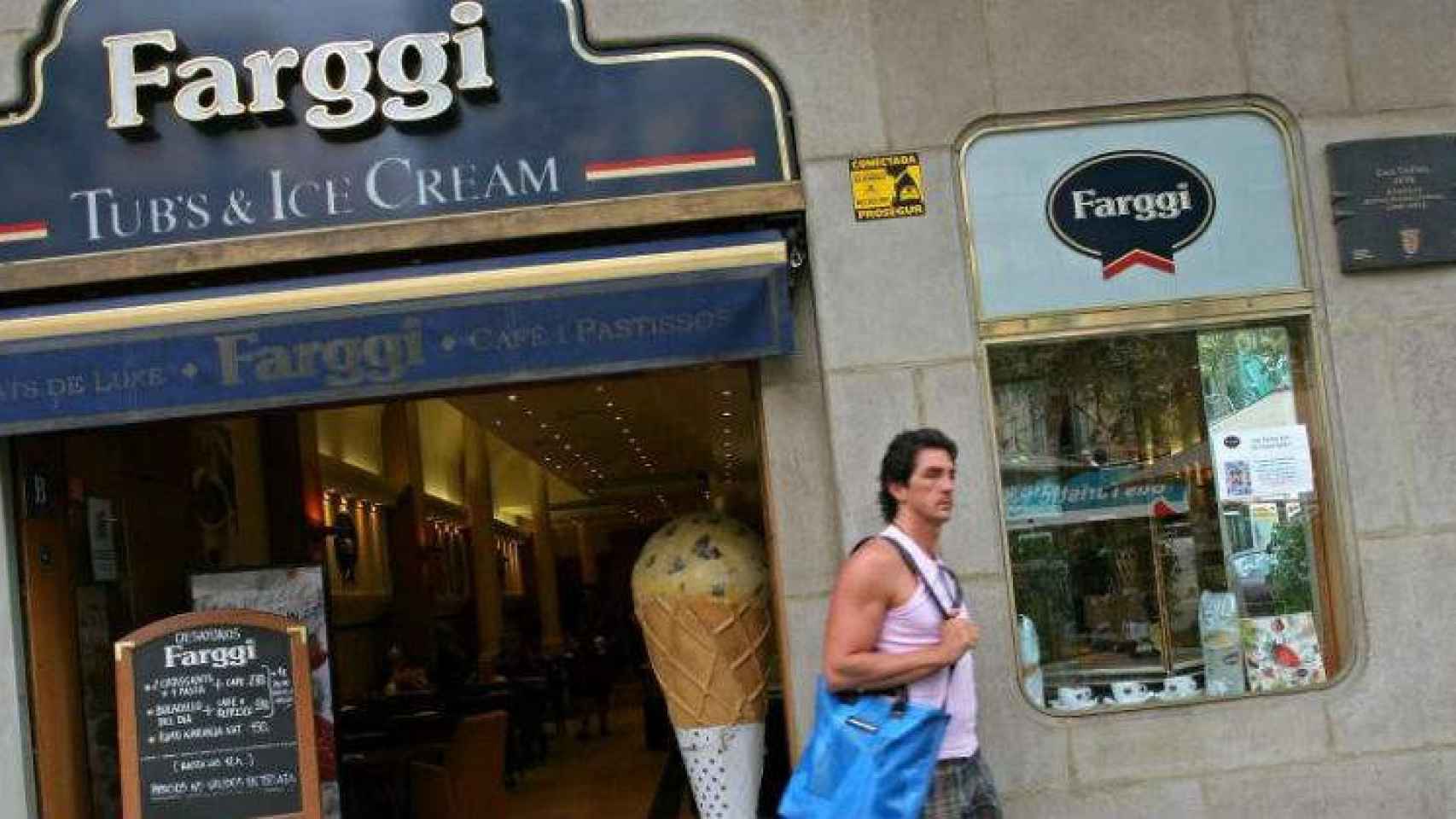 Un hombre pasa por delante una cafetería Farggi, en una imagen de archivo / EFE