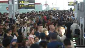 Colas en el aeropuerto de El Prat el viernes por la huelga del personal de seguridad de Eulen / EFE