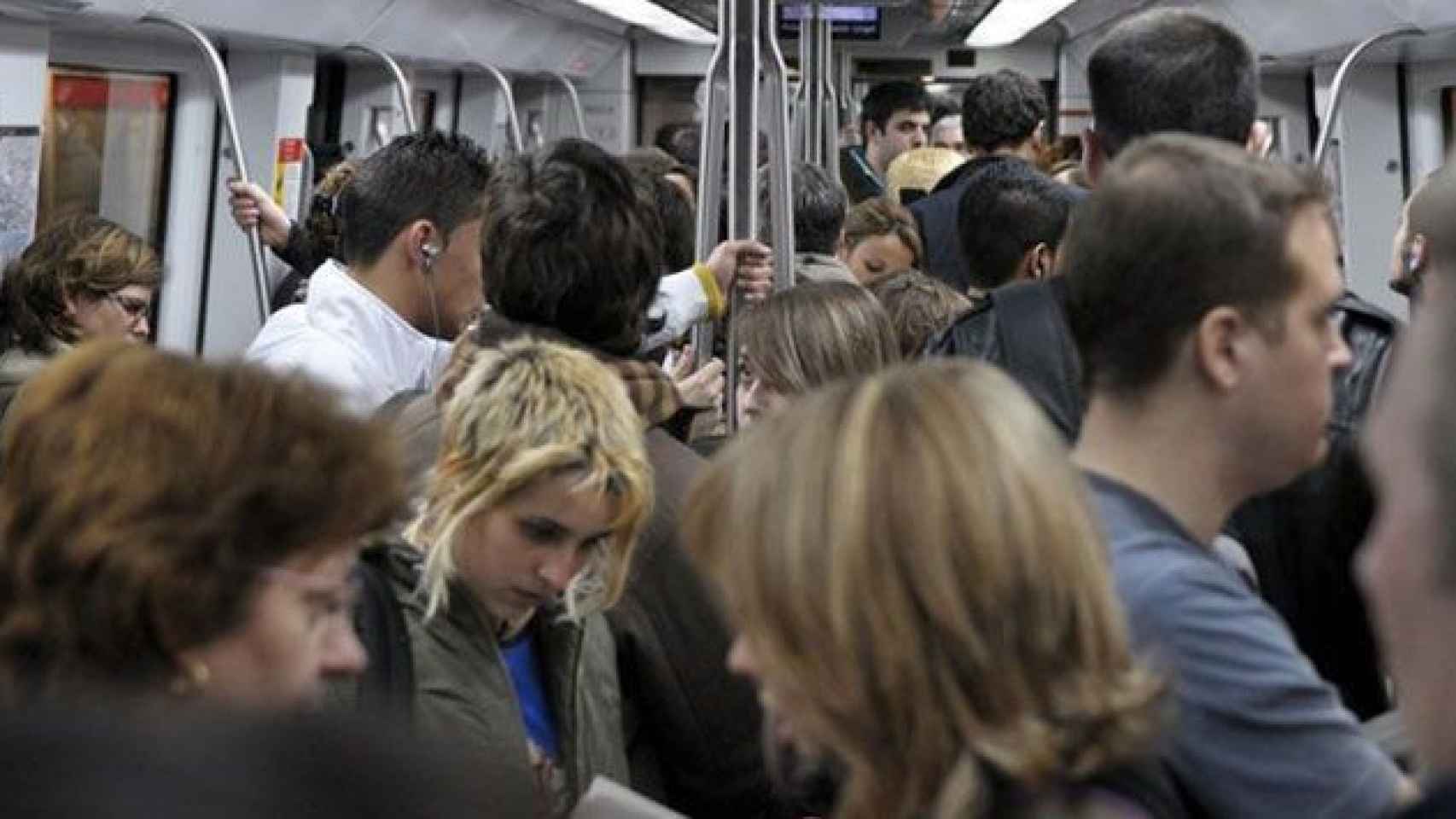Interior de un vagón del Metro de Barcelona durante una jornada de huelga / EP