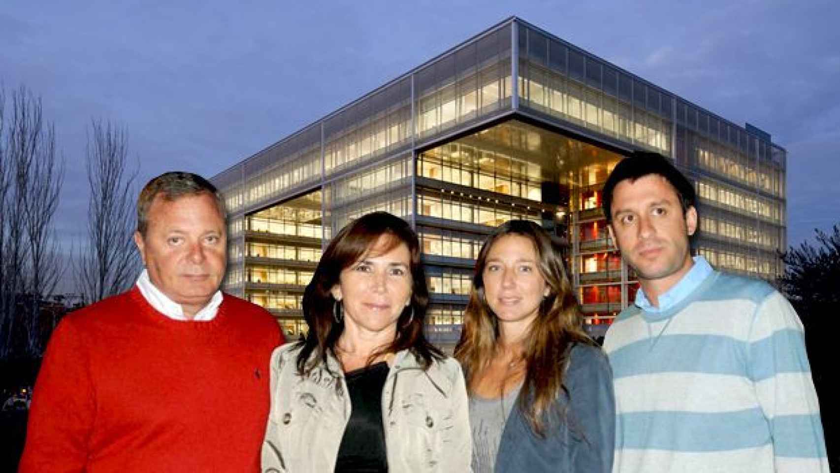 De izquierda a derecha, Oscar Leria, Paola Luksic, Claudia Leria, Escipión Munizaga junto a la sede central de Banco Popular / FOTOMONTAJE DE CG