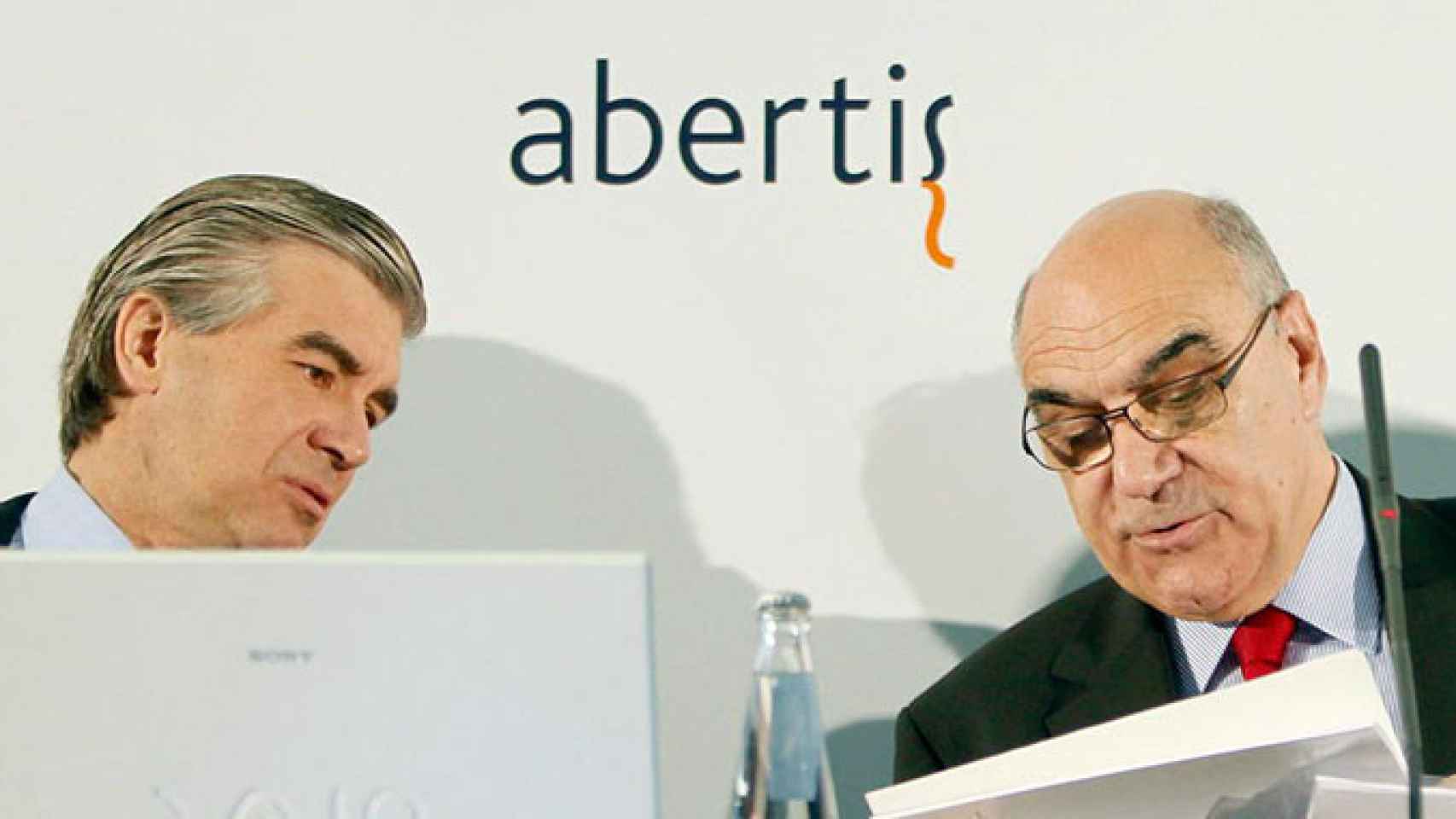 El vicepresidente y consejero delegado de Abertis, Francisco Reynés (i), y el presidente del grupo, Salvador Alemany (d) / EFE