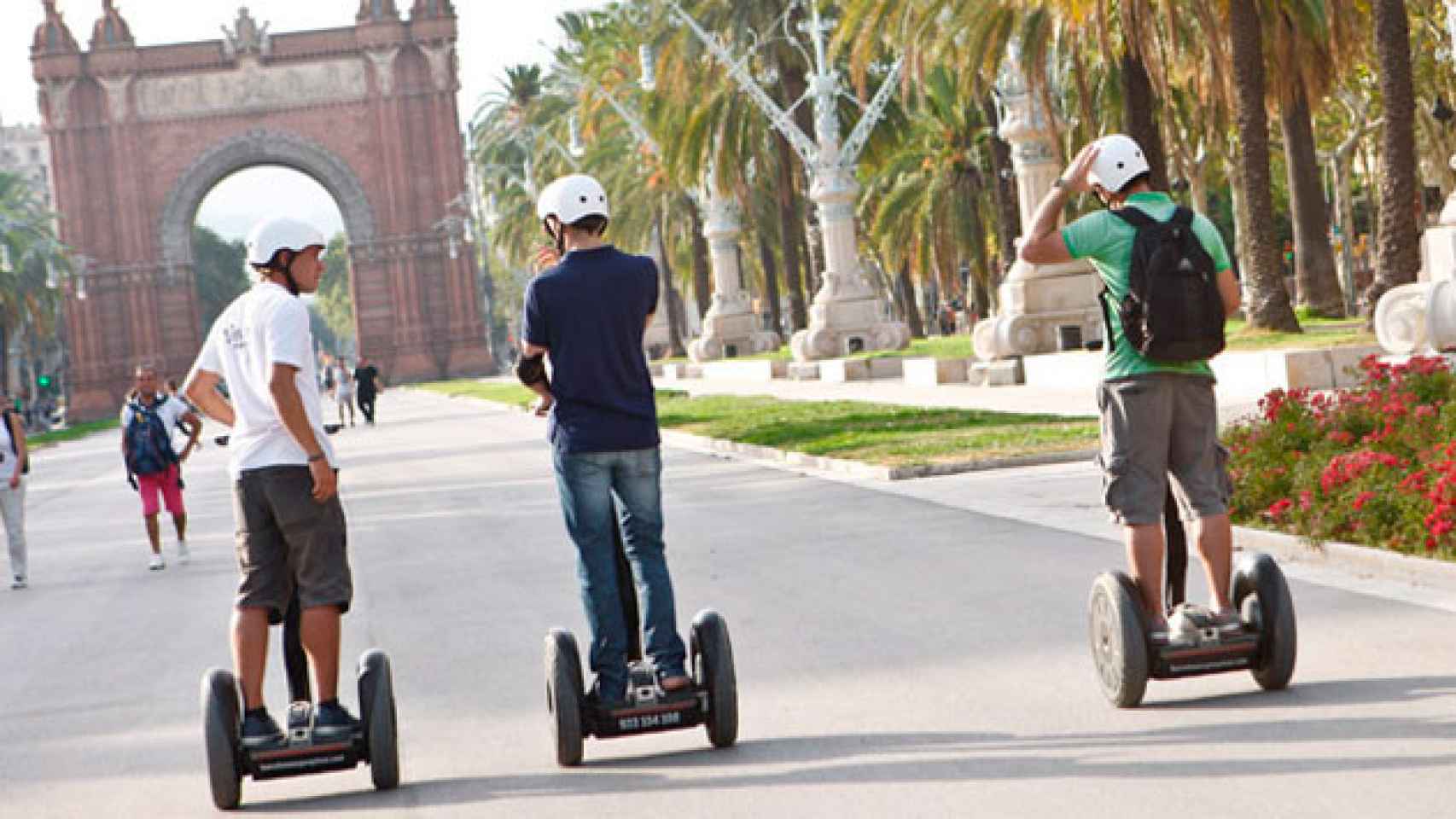 Tres turistas circulando con un 'segway' en el paseo Lluís Companys de Barcelona / CG