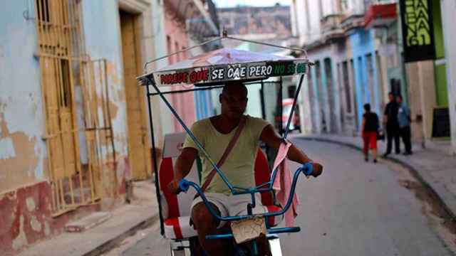 Un bicitaxista circula por una calle de La Habana (Cuba) / EFE