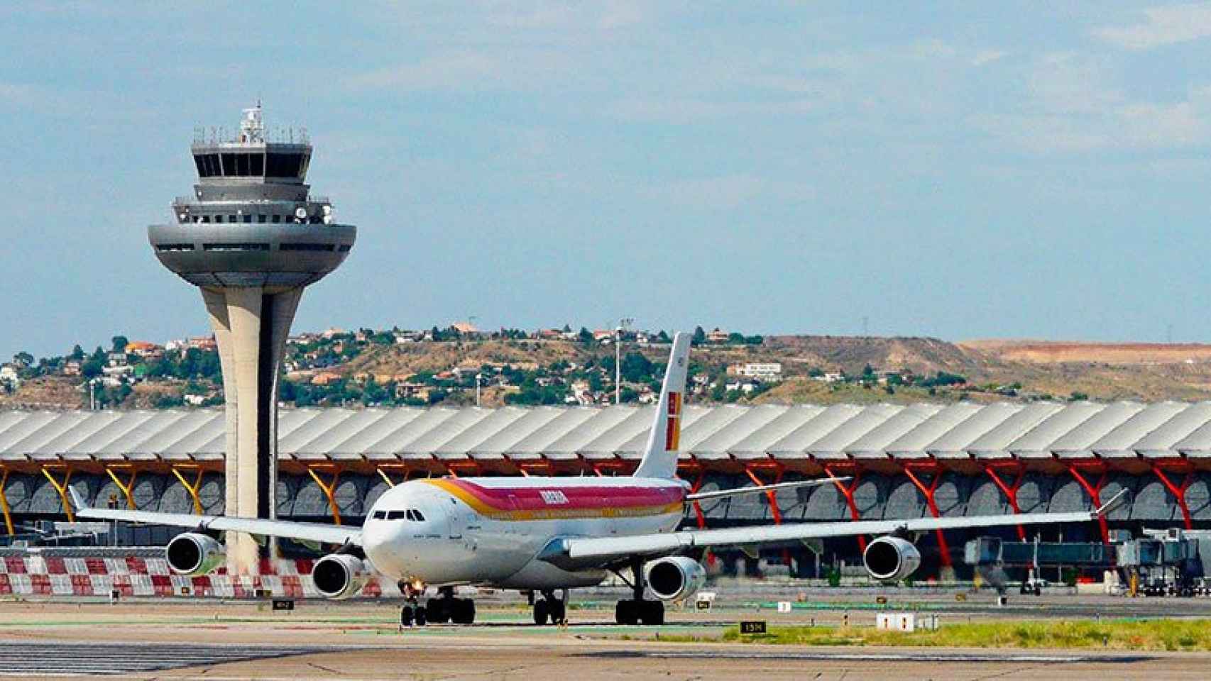 Un avión circula por la terminal T4 del aeropuerto de Madrid-Barajas, en una imagen de archivo.