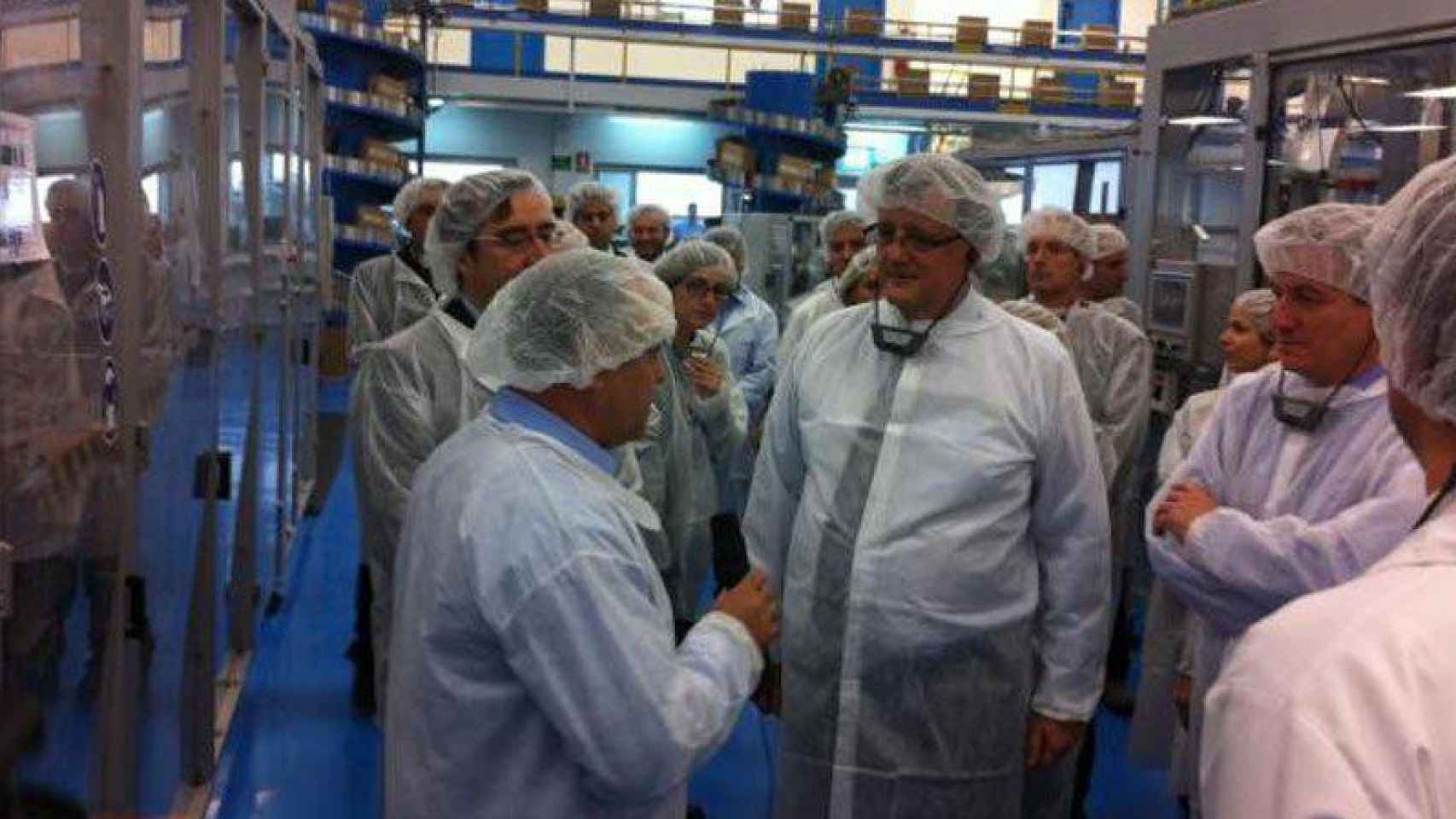 Imagen de la factoría de Procter & Gamble en Mataró durante una visita con el ex consejero de Industria catalán, Xavier Mena.