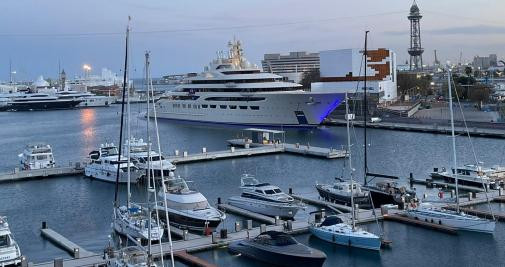 El yate 'Dilbar', del empresario Alisher Usmánov, atracado en el puerto de Barcelona / CG