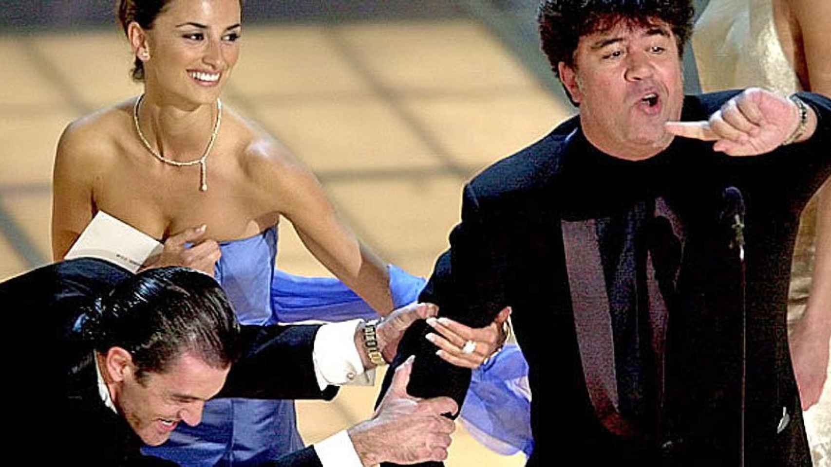 Antonio Banderas trata de retirar a Pedro Almodóvar del escenario durante la gala de los Oscar del año 2000.