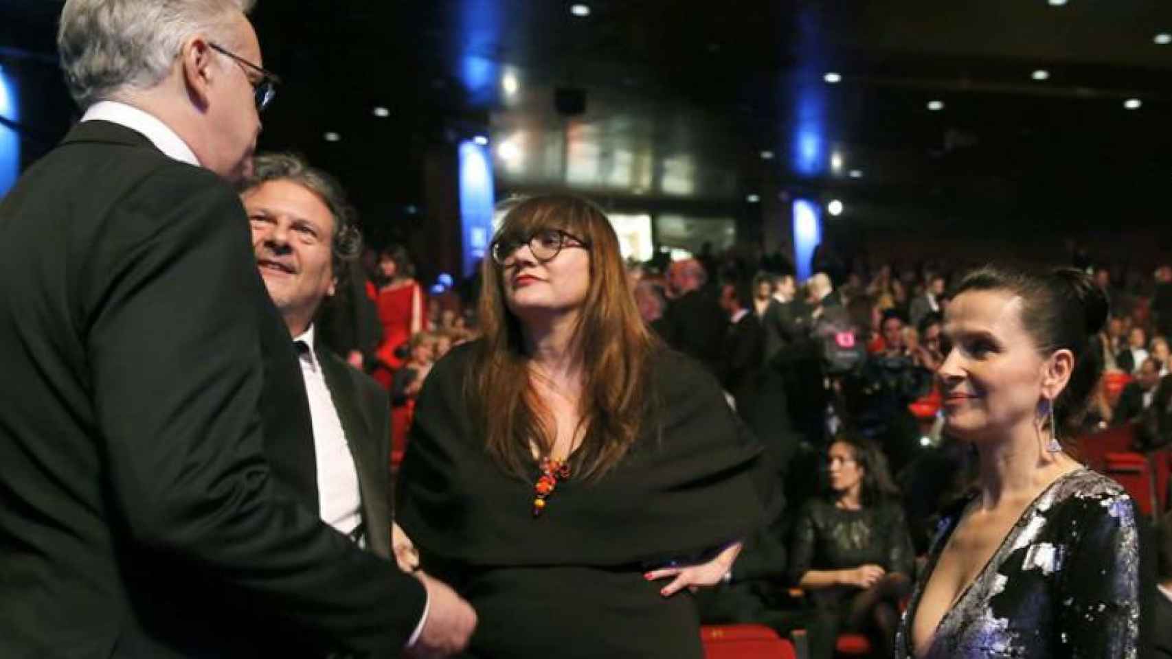 La directora Isabel Coixet (en el centro) y los actores Tim Robbins y Juliette Binoche, al inicio de la gala de los Premios Goya 2016.