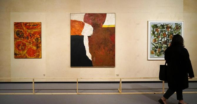 De izquierda a derecha las obras de Fritz Bultman, Theodoros Stamos y Jimmy Ernst presentes en la exposición / YOLANDA CARDO