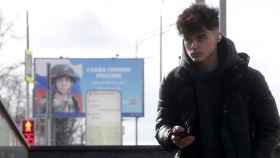 Un joven ruso con un teléfono móvil en Moscú, Rusia / EFE