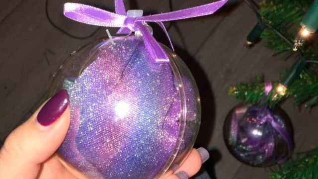 Una de las bolas de Navidad que contenía un tanga / CD