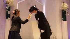 Un hombre japonés se casa con su novia virtual / CD