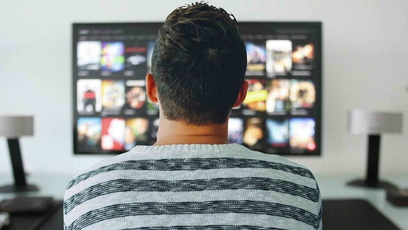 Hombre viendo Netflix / Mohamed Hassan EN PIXABAY