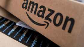 Cajas de envío a clientes de Amazon Prime. Internet y el comercio clásico / EP