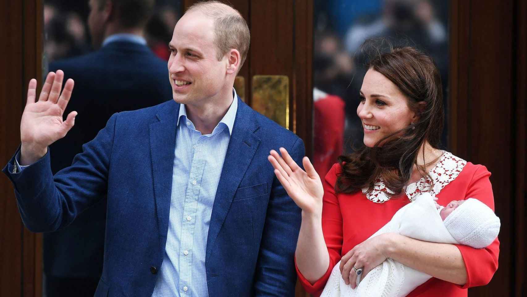 Guillermo y Catalina de Inglaterra con su tercer hijo, el nuevo miembro de la familia real británica / EFE