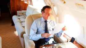 Una foto de archivo de Julio Iglesias en su avión privado