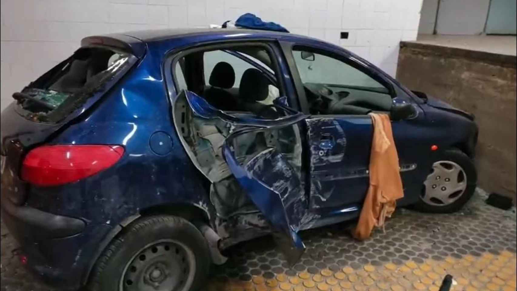 Un coche destrozado tras un accidente de tráfico POLICIA DE GRANADA