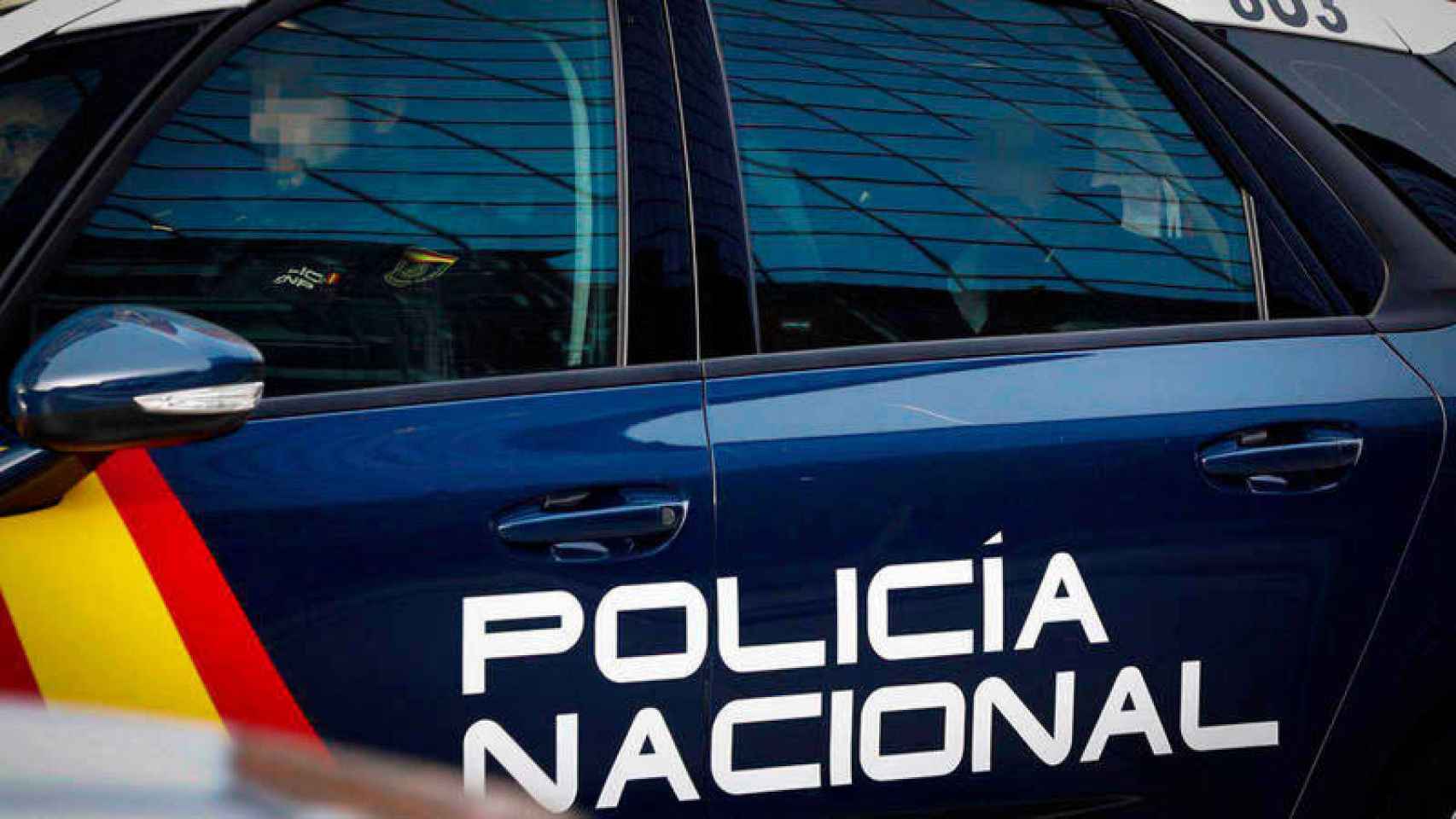 La Policía Nacional llevan un detenido en su coche / EP