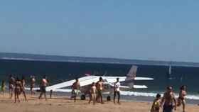La avioneta realizó un aterrizaje de emergencia en la orilla