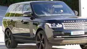 Leo Messi sale de su casa en su Range Rover
