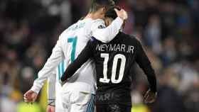 Una foto de Cristiano Ronaldo y Neymar Jr. durante un Real Madrid - PSG de la temporada pasada / EFE