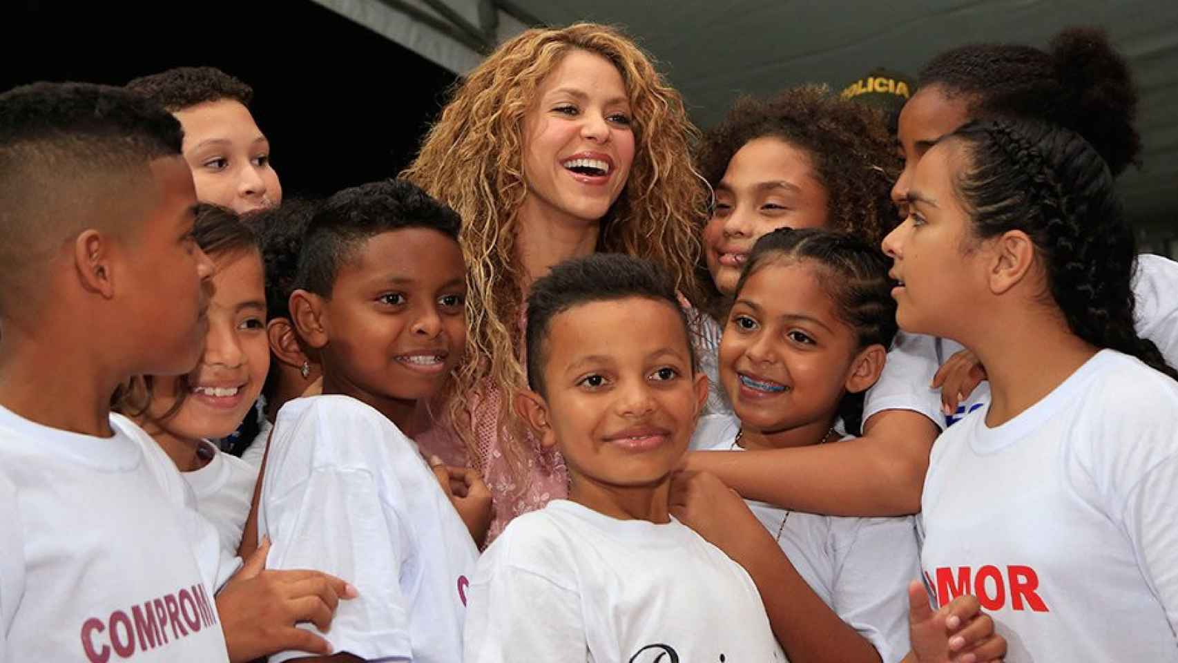 La cantante colombiana Shakira (c) atiende a niños durante el acto de inauguración de la obra de su nuevo colegio en el deprimido barrio El Bosque, en Barranquilla (Colombia) / EFE