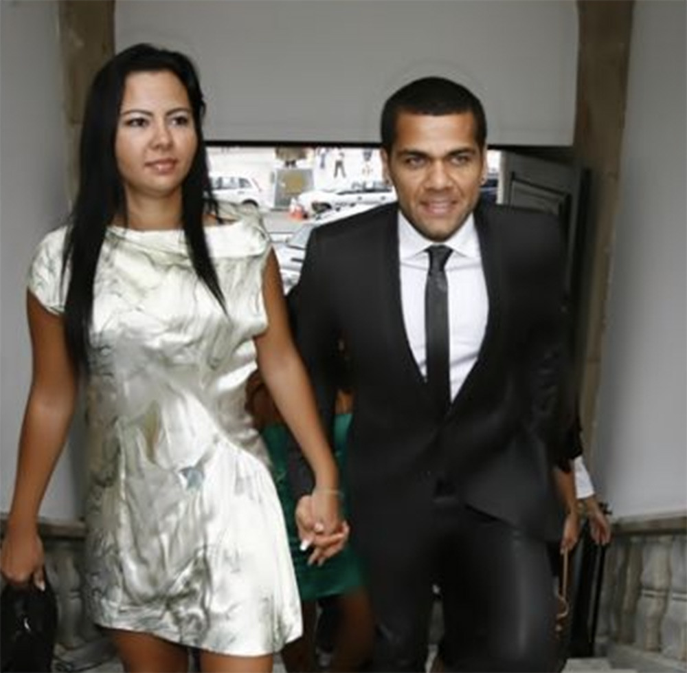 Dani Alves y Dinorah Santana, en una imagen de archivo / REDES