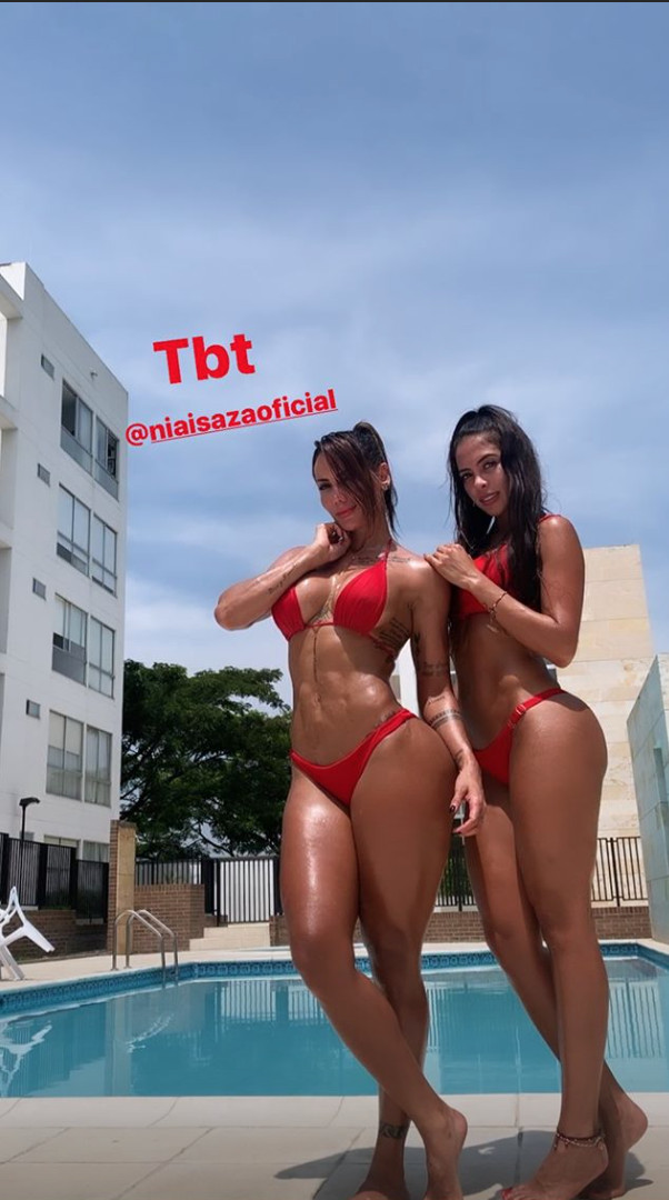 Sonia Isaza en bikini con su amiga Camila