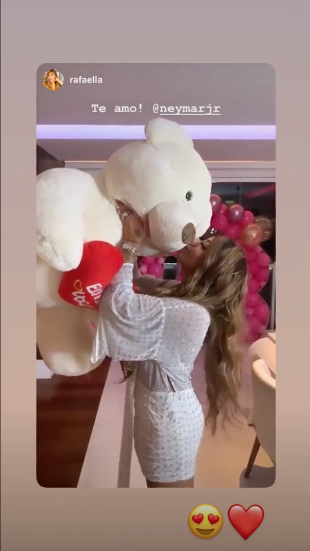 Neymar regala un oso gigante de peluche a su hermana por su cumpleaños