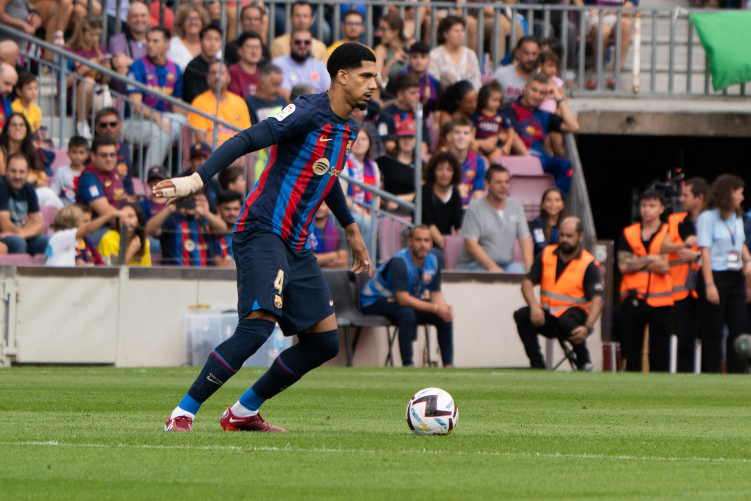 Ronald Araujo conduce el balón en el Barça-Elche / LUIS MIGUEL AÑÓN (CG)