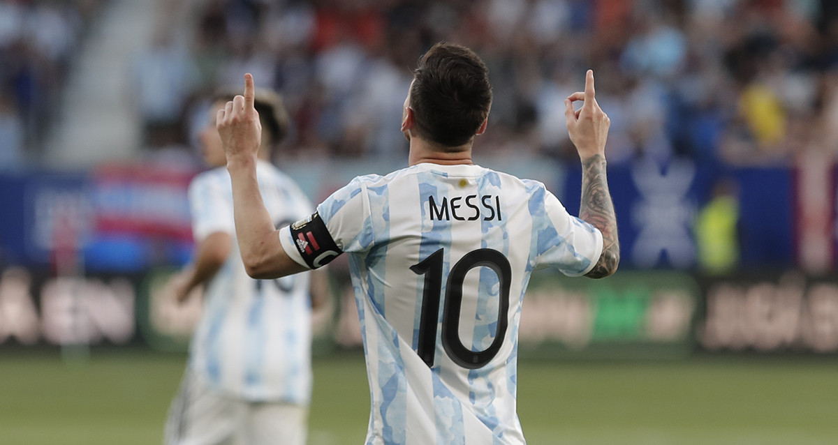 La celebración de Messi, tras anotar un gol en el triunfo de Argentina contra Estonia / EFE