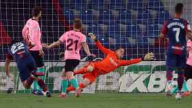 Ter Stegen intentando evitar un gol contra el Levante, la pasada temporada / FC Barcelona