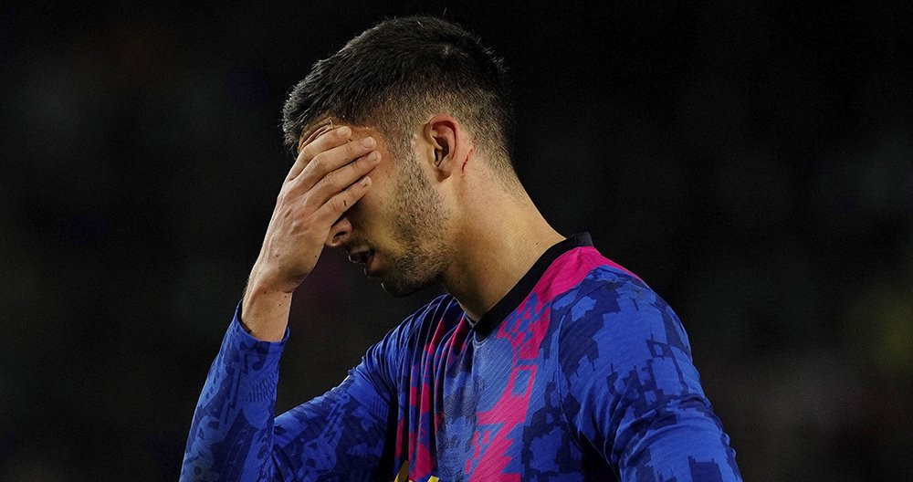 Ferran Torres, desolado, tras culminar el partido entre Barça y Nápoles / EFE