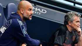 Pep Guardiola y Juanma Lillo, en el banquillo del Manchester City / EFE