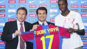 Yaya Touré, el día de su presentación como jugador del Barça con Laporta y Txiki / ARCHIVO