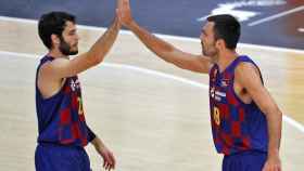 Abrines y Oriola celebran la victoria del Barça / EFE